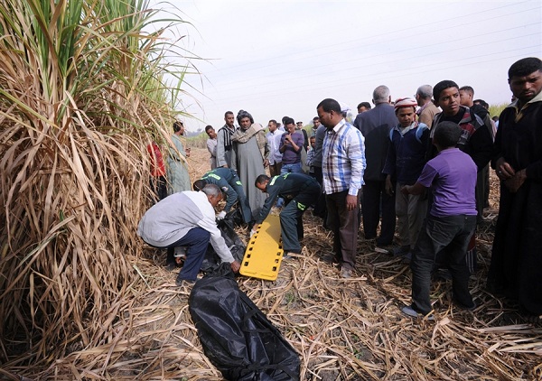 Rescue workers remove a body from the scene of a balloon crash outside al-Dhabaa village, just west of the city of Luxor, 320 miles south of Cairo. Photo: Hagag Salama / AP