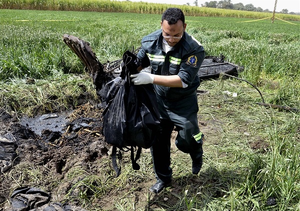 An Egyptian rescue worker collects remains near the scene of a balloon crash outside al-Dhabaa village, just west of the city of Luxor. Photo: Ibrahim Zayed / AP