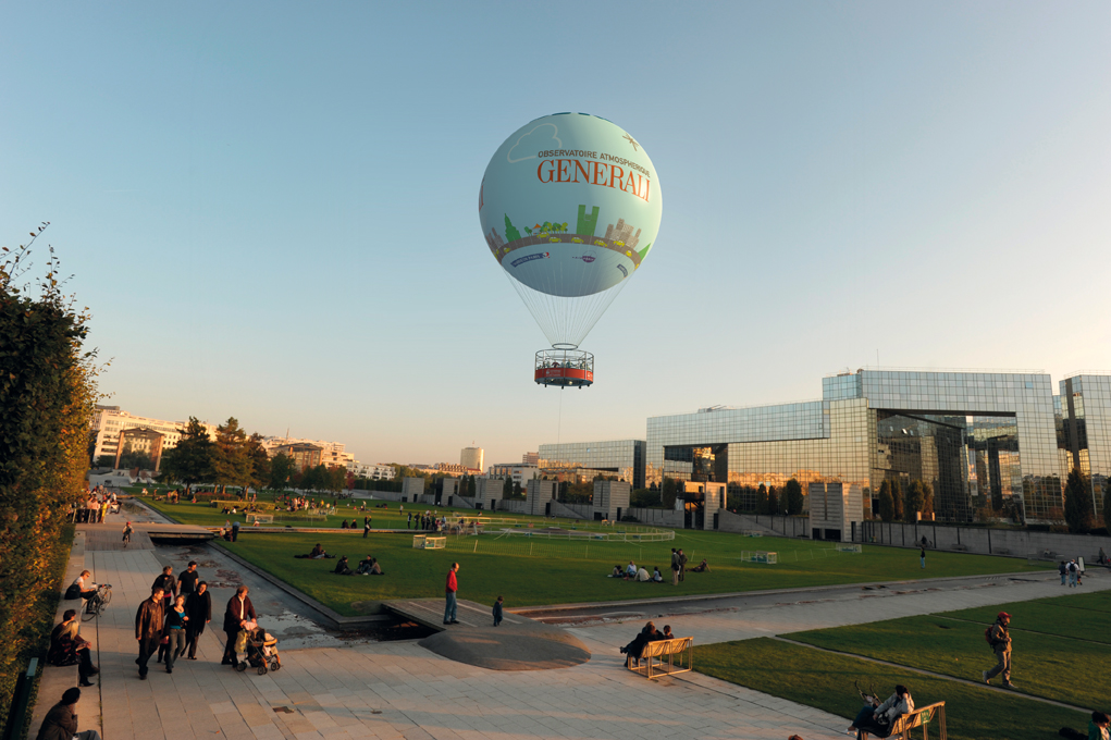 In Paris, a hot air balloon to boost air quality awareness