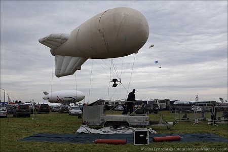 The Aviation Police deploys an aerostat with video surveillance equipment at the MAKS 2013 Air Show.