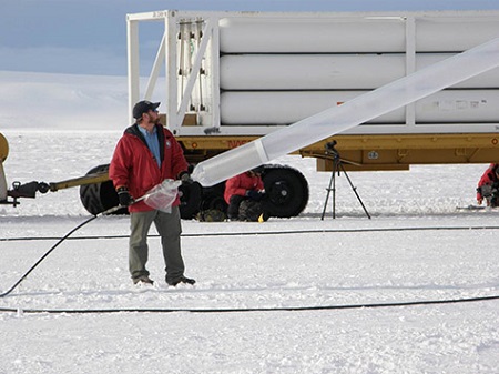Close-up of a helium-carrying Kelly truck and a fill tube. Photo: NASA