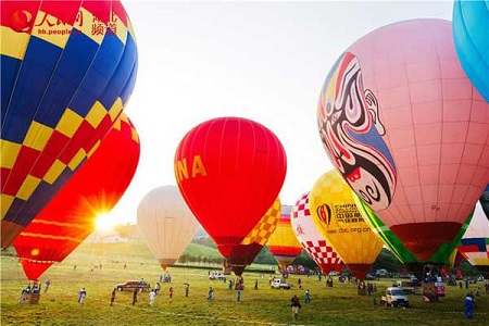 A national hot air balloon competition has lifted off in Central China’s city of Wuhan. Photo courtesy of cntv.cn